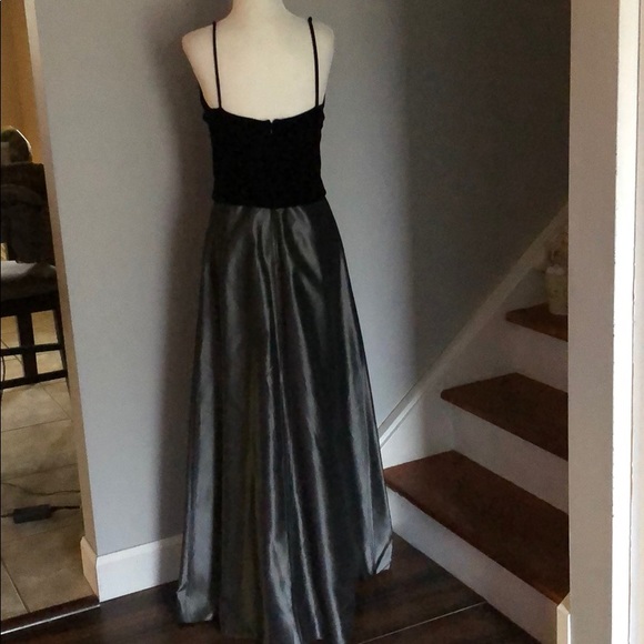 Ladies Gown - Picture 3 of 6